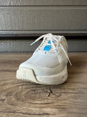 On Running  Women’s White/Beige Running Shoe with Blue Tongue Tab size W 8